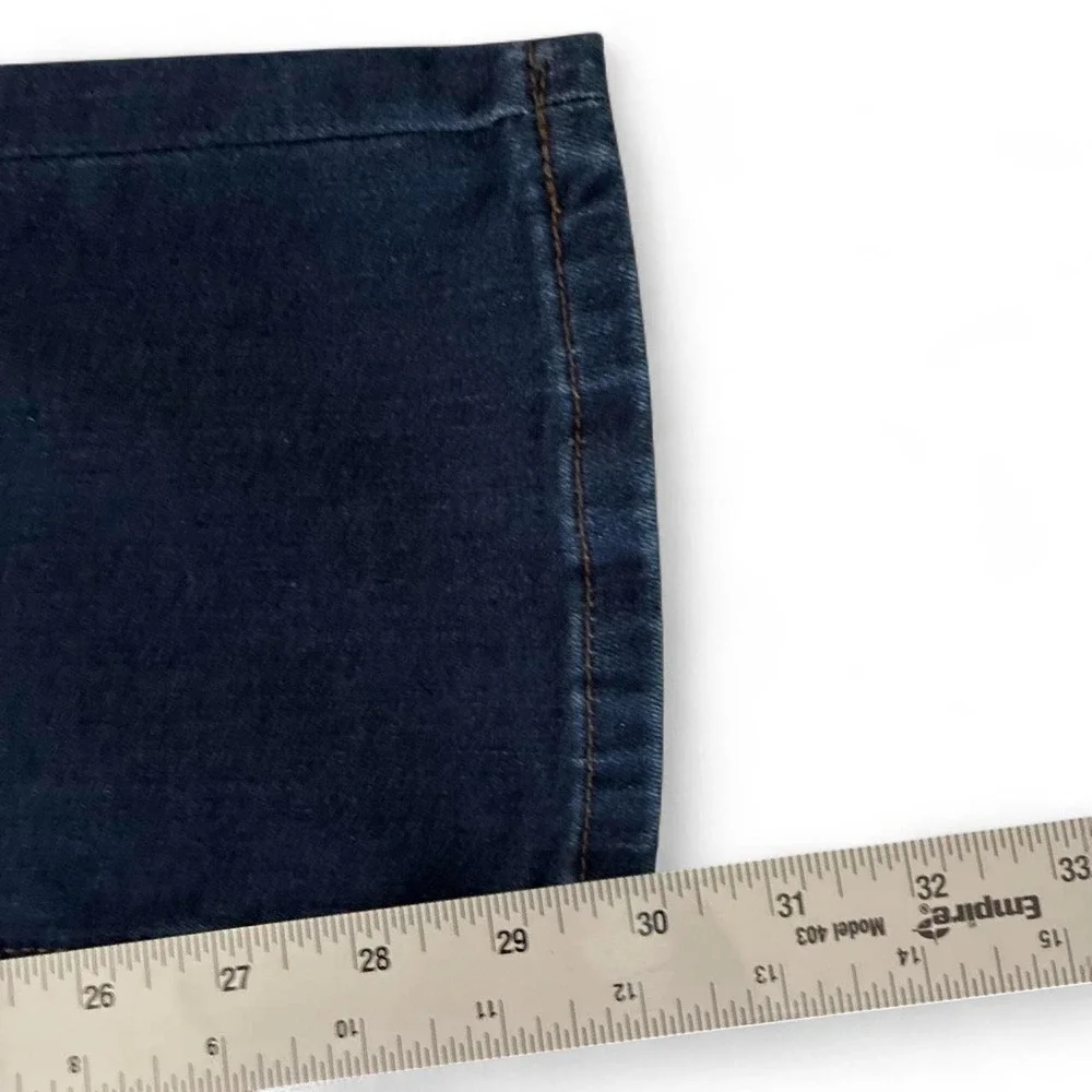 Preowned IZOD dark wash straight fit jeans. 34